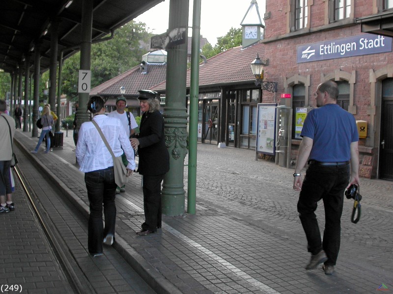 Bahn 249.jpg - Nebenwirkung der Uniform: Monika wurde öfters um Auskunft gebeten.